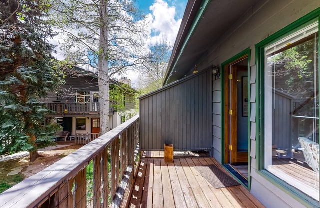 Modern, family-friendly mountain townhouse with balcony and views of Gore Range