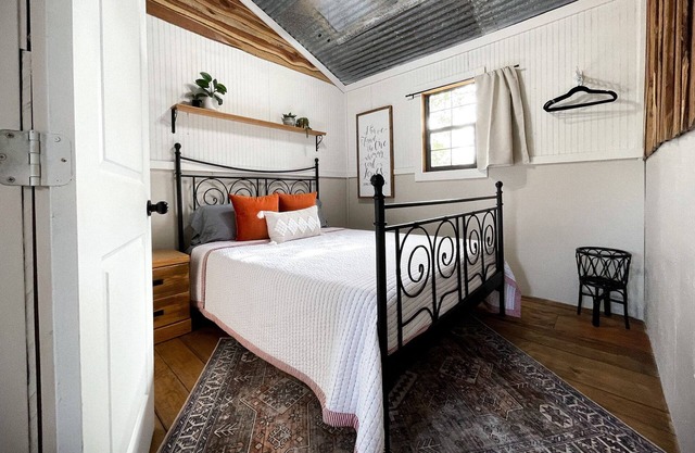 Modern Farmhouse cabin - short walk to Lake LBJ community Park and Boat Ramp