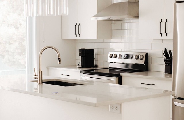 Modern Furnished House Near Dix30 & Downtown Montreal – Monthly Stays Welcome