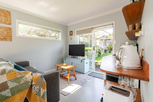 Modern Garden Cottage with Private Outdoor Area - New Lynn