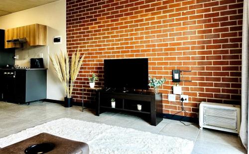 Modern Gem Near Mall of Africa!