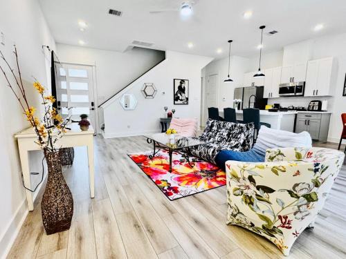 Modern getaway near downtown and airport