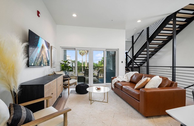 Modern & Gorgeous Rooftop City Views & Close to the Best of Everything in SA!