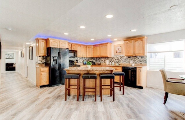 Modern Guest Suite, King Ensuite, Downtown Airport