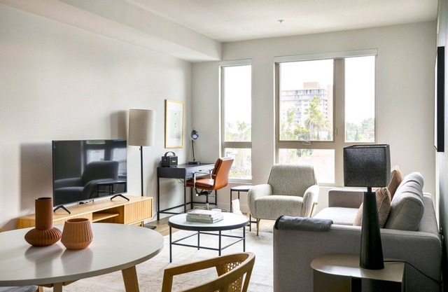 Modern Hillcrest 1BR w/Gym, W/D & Pool, nr bars & shops, by Blueground