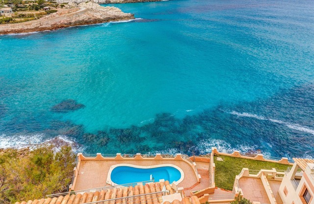 Modern Holiday Apartment with Sea View, Pool, Balconies, Air Conditioning and Wi-Fi