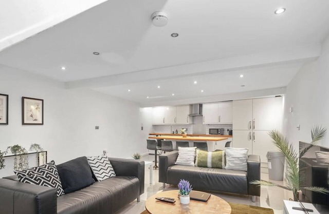 Modern Home 15 mins from Central London w Smart TV