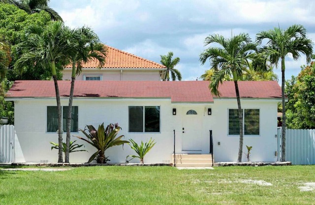 Modern Home / HUGE Front Yard/ Family Friendly