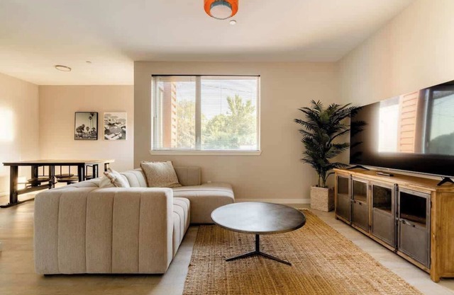 Modern Home in Foodie District 2BR Sleeps 4