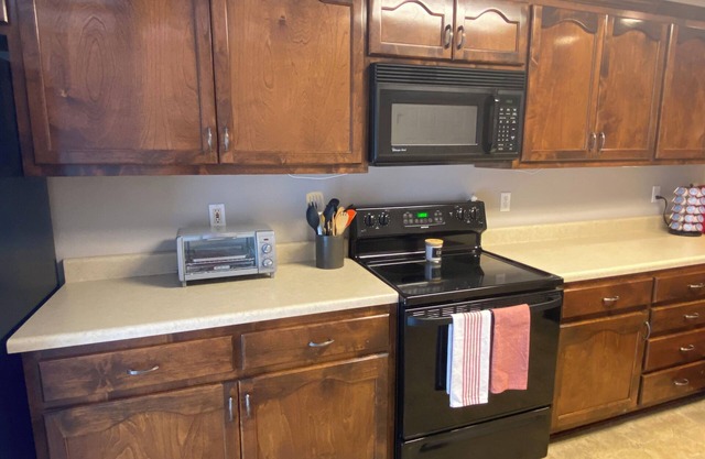 Modern home in Tuscaloosa 4.5mi from Bryant Denny with many amenities.