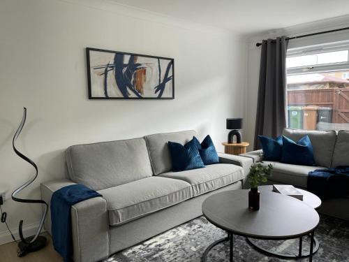 Modern Home Near To Airport Free Parking & Wifi