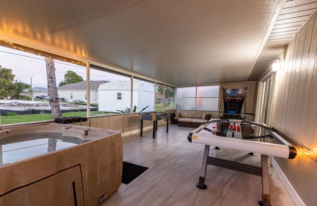 Modern home near the BEACH w/a private jacuzzi!