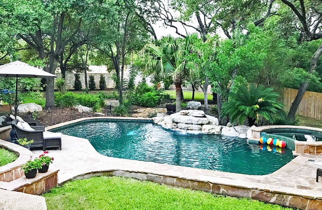 Modern Home w/Beautiful Pool, Spa & Yard Family-Friendly in Convenient location