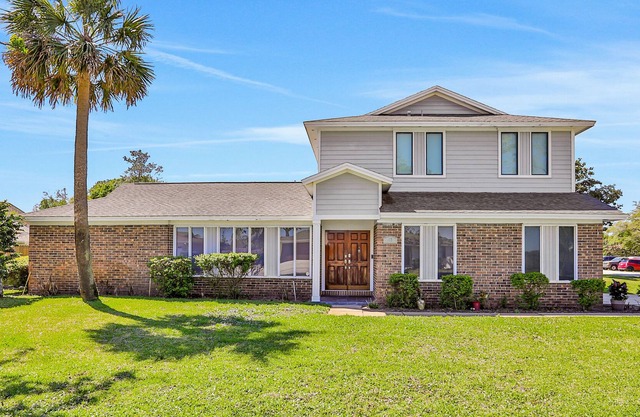 Modern home with washer/dryer & central AC - near beach, shopping & dining