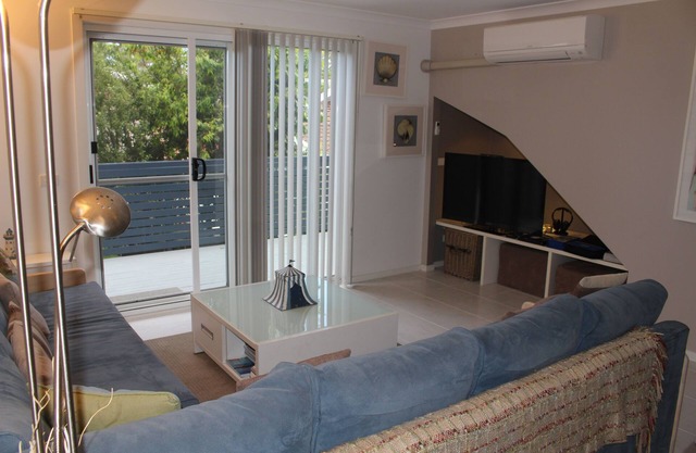Modern house close to Batemans Bay, Mogo Bike trails and kid friendly beaches.
