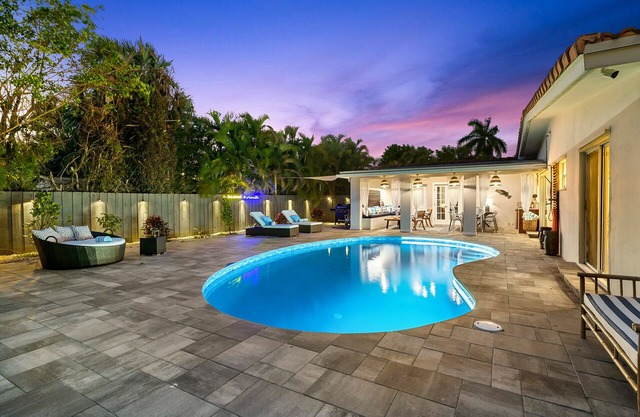 Modern House w/htd pool. Near the beach! BOTE.life