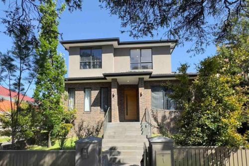 Modern house with Arcade games in a good location