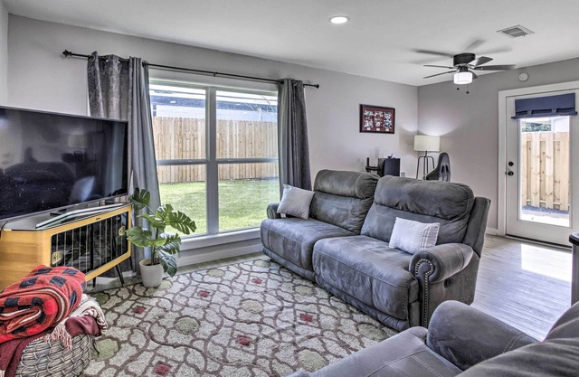 Modern Houston Duplex < 9 Mi to The Galleria!