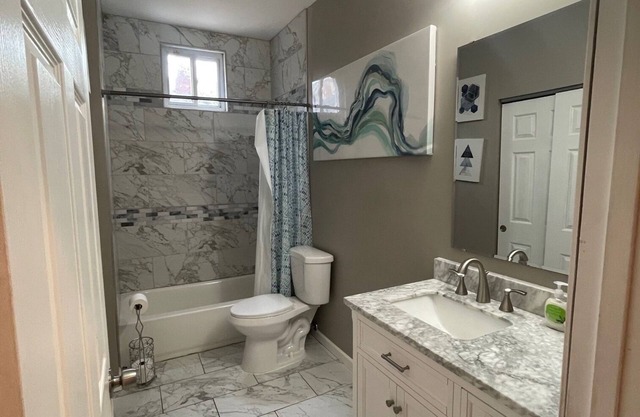 Modern Hyde Park Retreat {Renovated 2BR with Stylish Updates & Prime Location}