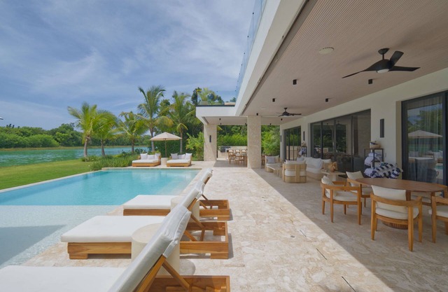 Modern Lake Villa With English Speaking Staff in Golf and Beach Resort