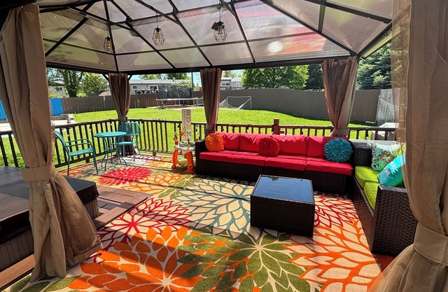 Modern Living Home, Spacious Entertaining Areas + 5 Bedrooms and a Bonus room!