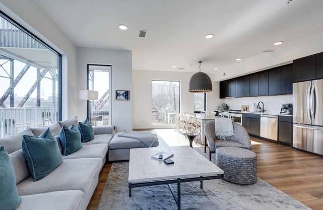 Modern Living on the Riverfront. Walk to Broadway, Honkey Tonks, Nissan Stadium. Free Parking.
