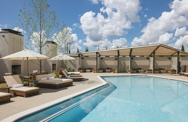 Modern Loft-Style Suites with Rooftop Pool – Steps from Nissan Stadium