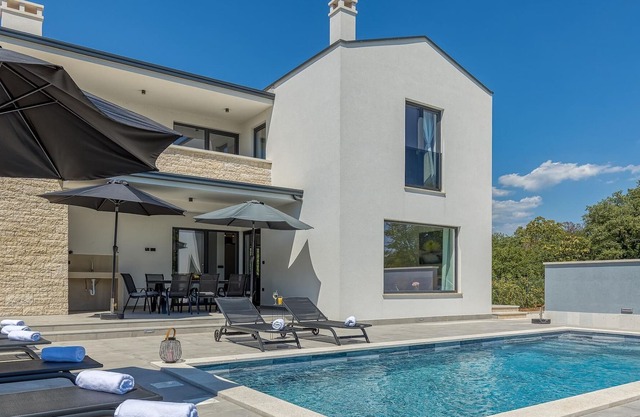 Modern luxurious villa for max 10 people with a private swimming pool near Kringa