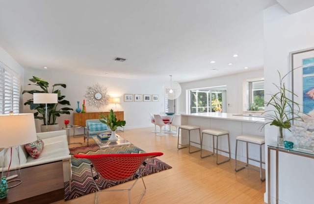 Modern, Luxurious Villa in Park Shore w/Private Beach Access & Heated Pool