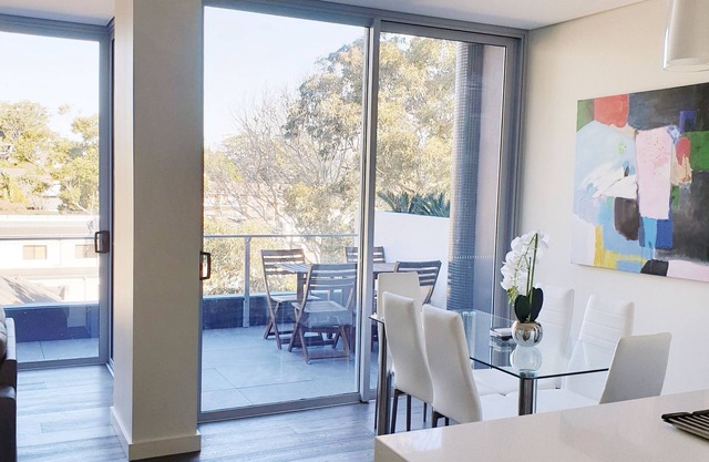 MODERN LUXURY! 2B2B Apt, Water view, Location For work or relaxation.