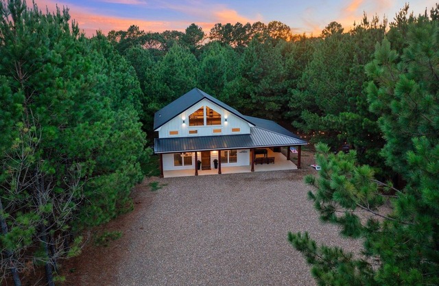 Modern Luxury Cabin (Built in 2020), Covered Patio, Hot Tub, Pet Friendly