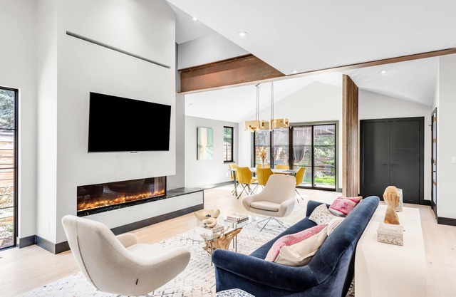 Modern Luxury Home Convenient to Downtown & Pearl