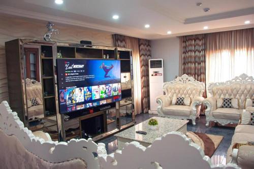 Modern Luxury Home W/24H Power Wi-Fi & Security
