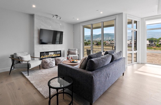Modern Luxury Townhouse Large rooftop & Elevator with 4 bedrooms
