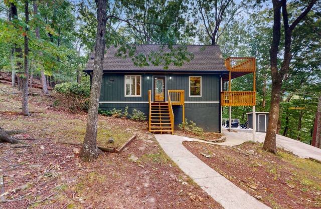 Modern meets rustic cabin, 2 outer decks, fire pit, pool table