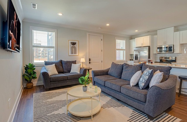 Modern Melrose-Sleeps 8- Mins to downtown Broadway