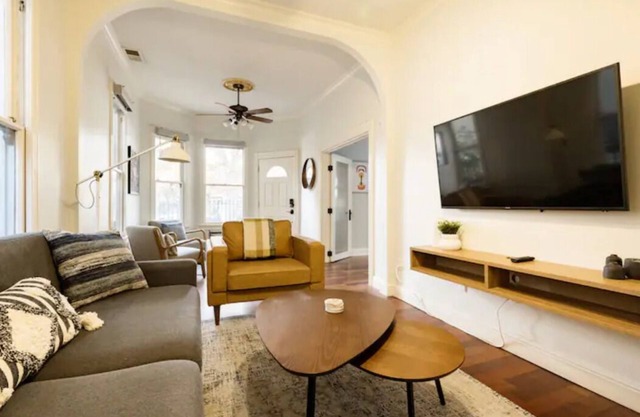 Modern Midtown Queen Victorian w/Outdoor BBQ Patio