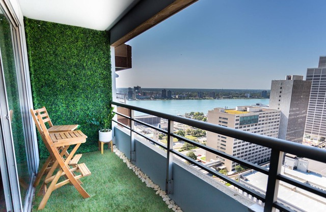 Modern Motor City Oasis: Luxurious 1-Bedroom Apartment in Downtown Detroit