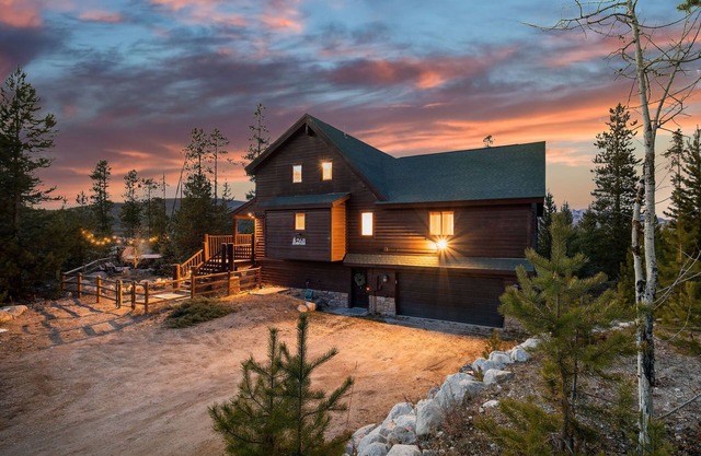 Modern Mountain Cabin w/Hot tub, Sleeps 16, Pet Friendly, and Mountain Views
