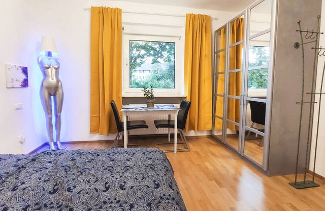 Modern parkside room with garden, chickens & ducks