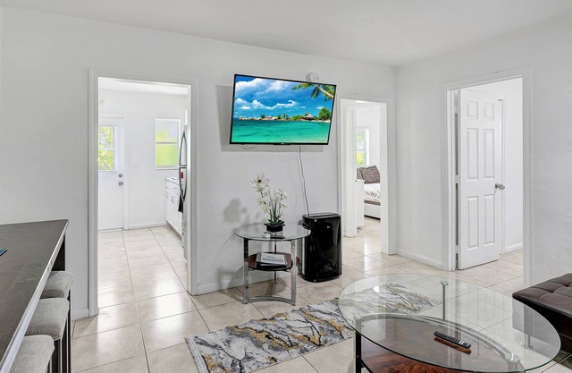 MODERN PET FRIENDLY COTTAGE, WALK TO ATLANTIC