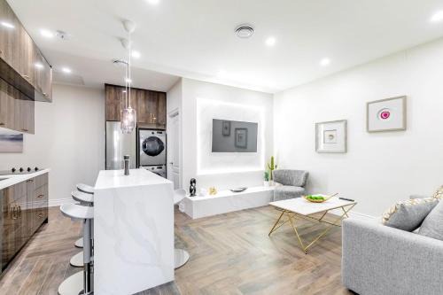 Modern Pet-friendly Chinatown Apartment