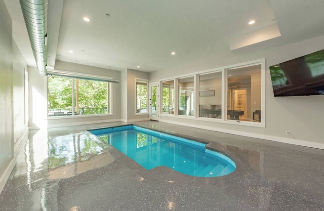 Modern Pet Friendly Lakefront Retreat w/Pool