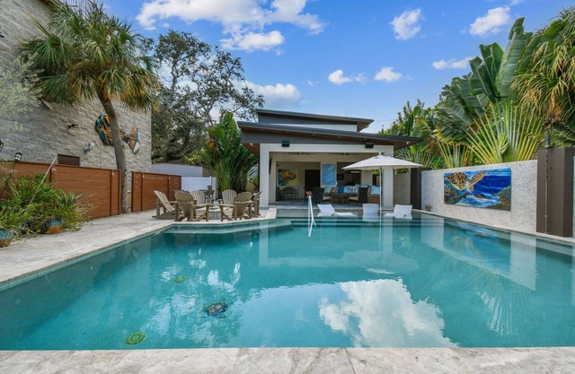 Modern Pool House Oasis