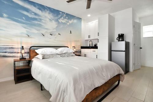 Modern Queen Suite #2 - Steps to Daytona Beach