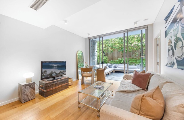 Modern & Quiet 1BR Apartment with Private Garden in Bondi (Close to Beach)