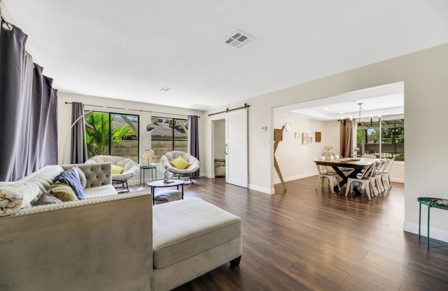 Modern Ranch 7 Bedroom House close to strip