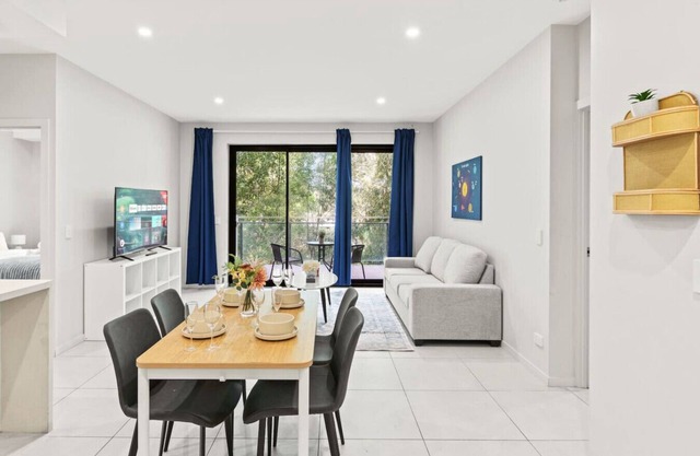 Modern Retreat 2 Ensuite Bedrooms + Walk to Shops