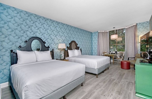Modern Room with Pool Access, Fireplace & Free Breakfast in San Francisco