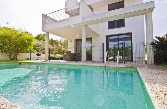 Modern semi-detached house in quiet residential area - 200 m to the sea (promenade)